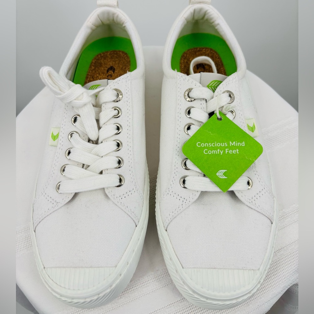 Cariuma White Canvas Low-Top Sneakers, Eco Friendly Shoes Size Women 10.5 Men 9 - Picture 3 of 7